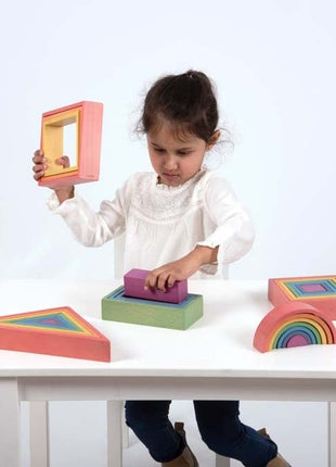 kind speelt met Tickit rainbow architect rechthoeken