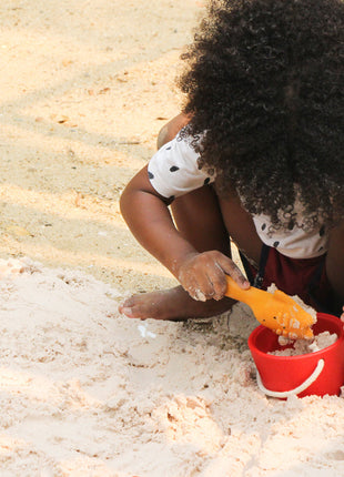 kind speelt op het strand met PlanToys zand speelset