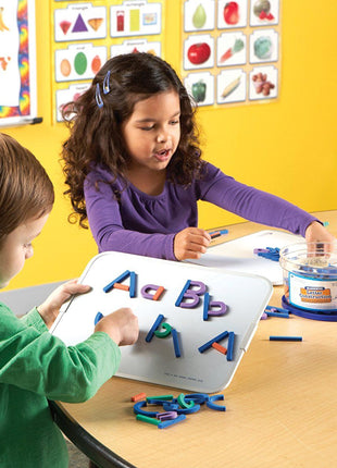 kinderen spelen met Learning Resources magnetische letter en cijfer constructie